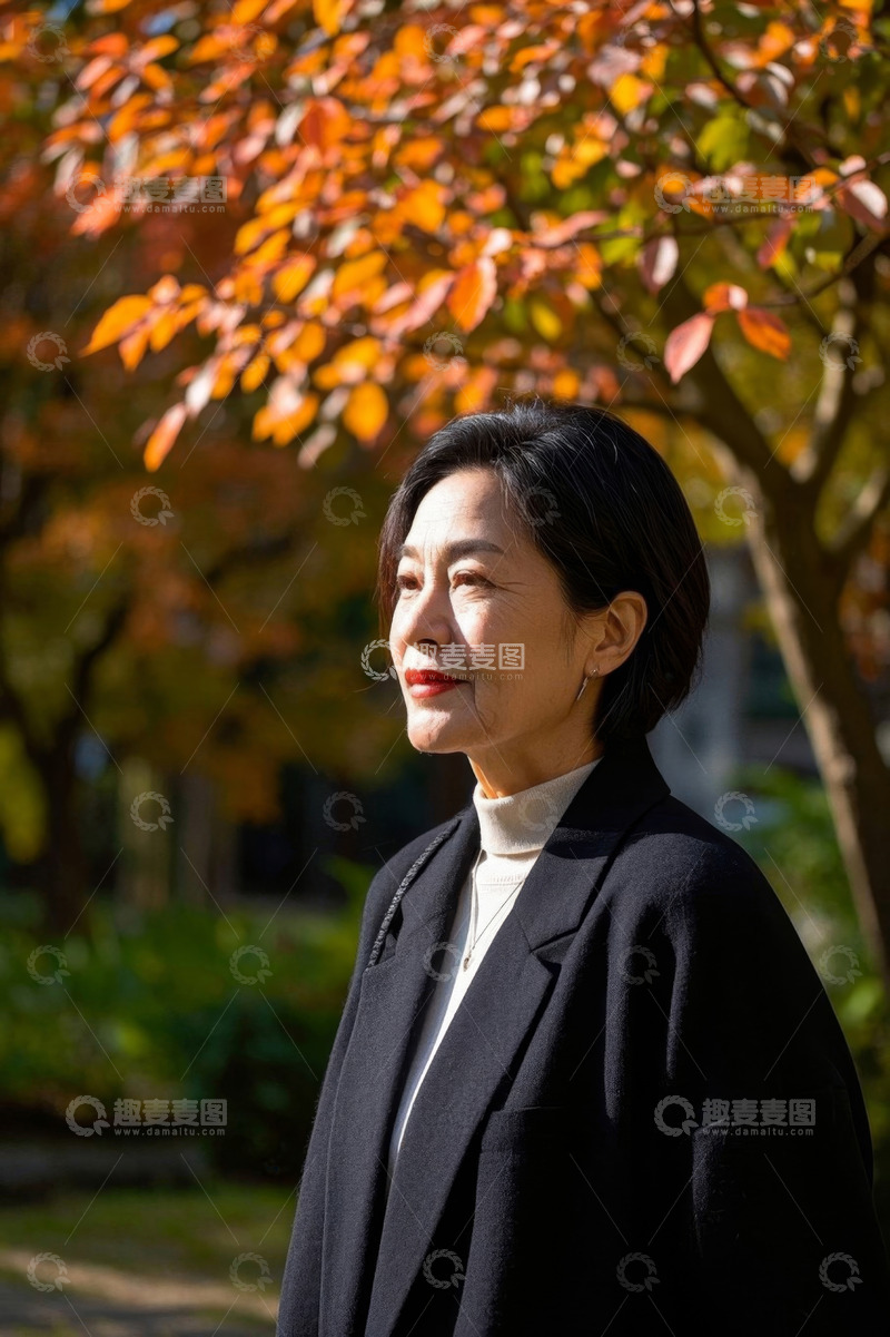 高清大图下载【趣麦麦图】秋日户外老年女性侧身照