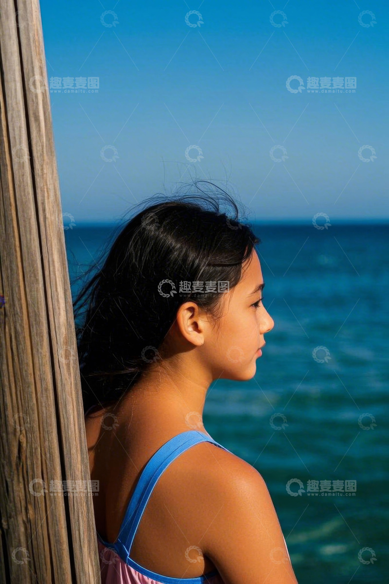 高清大图下载【趣麦麦图】女孩在海边倚木眺望海景