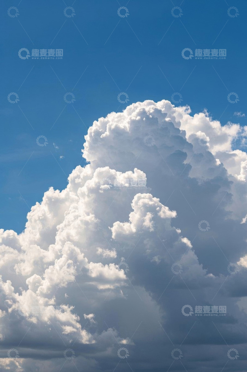 高清大图下载【趣麦麦图】蓝天中蓬松巨大的云朵
