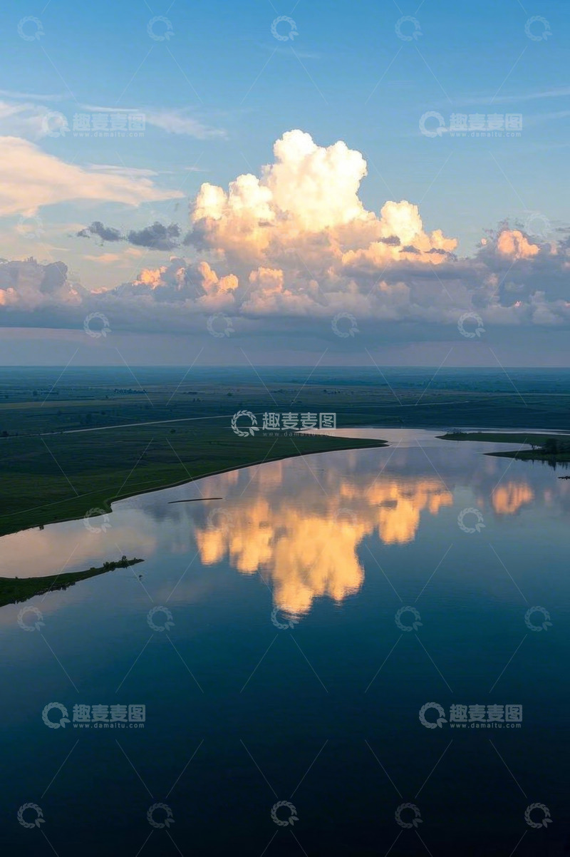 高清大图下载【趣麦麦图】湖泊上空壮丽云朵倒影景观