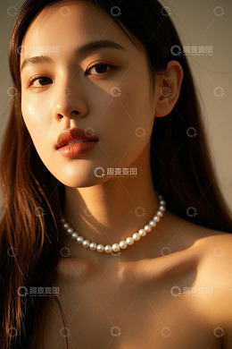 佩戴珍珠项链的女性肖像