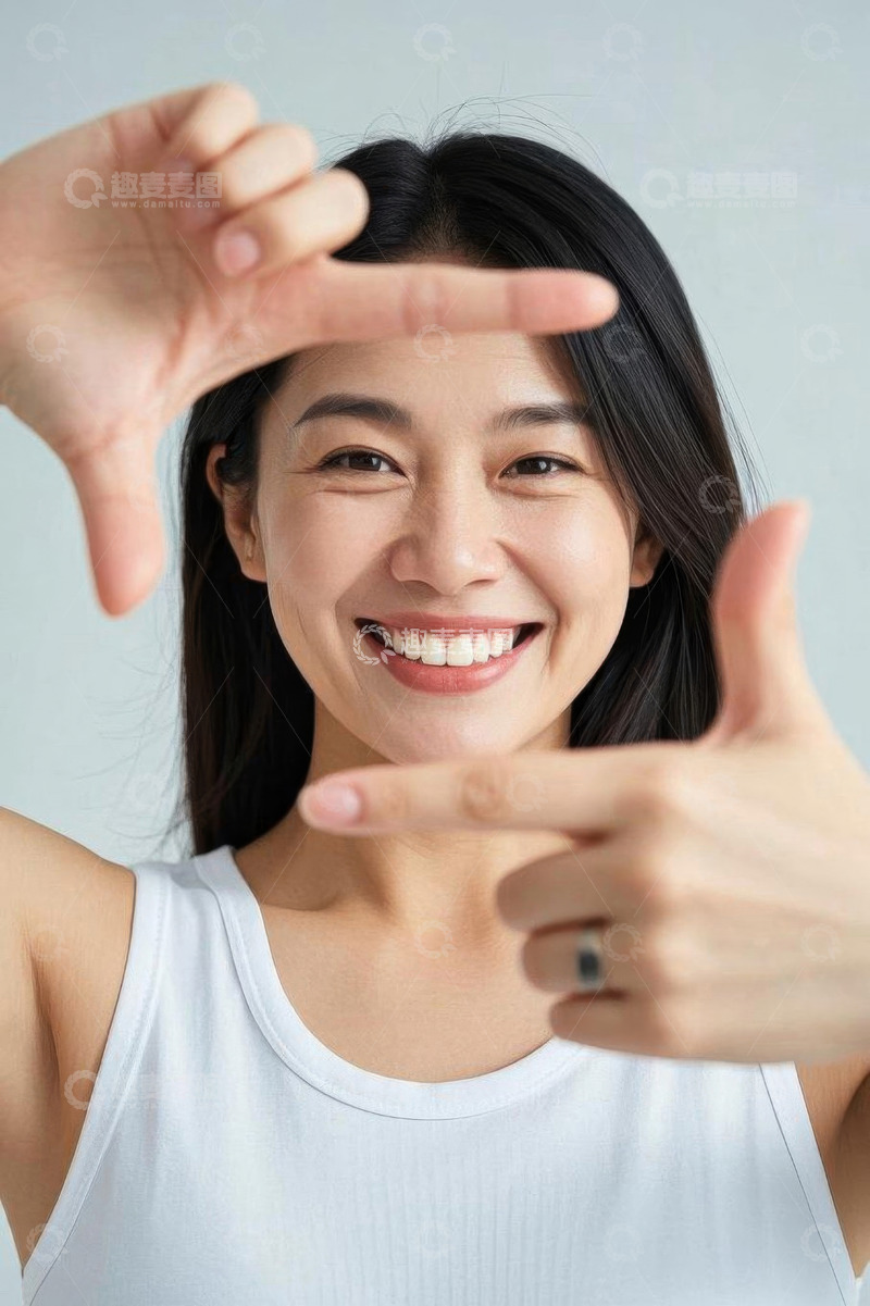 高清大图下载【趣麦麦图】微笑女性用手框景特写