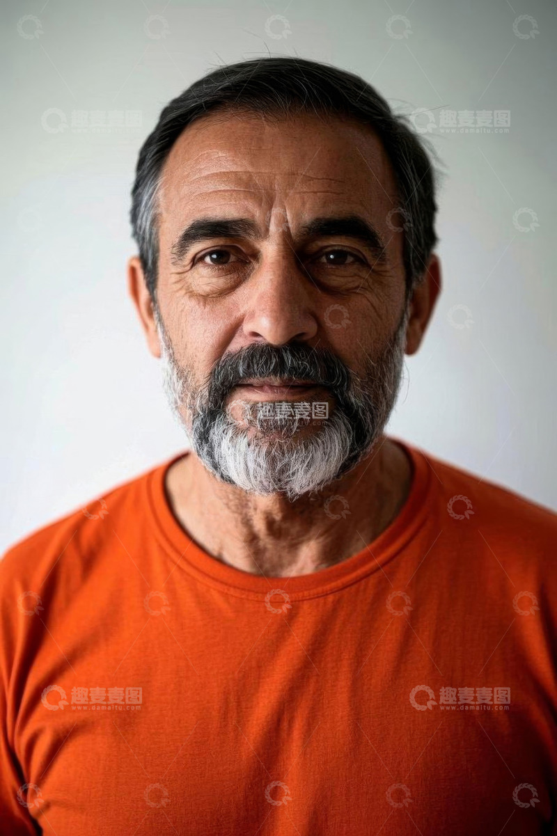 高清大图下载【趣麦麦图】穿橙色上衣成熟男性肖像