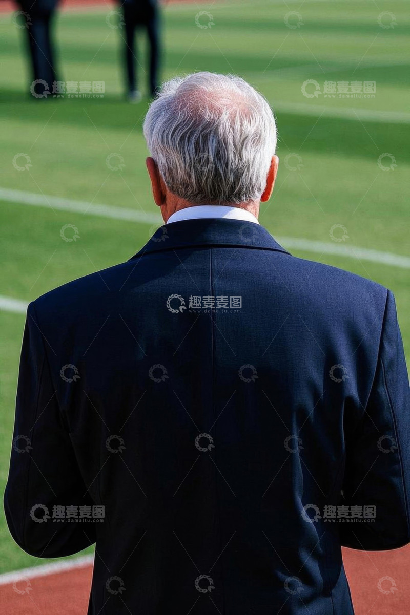 高清大图下载【趣麦麦图】身着西装老人于运动场背影