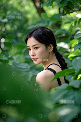 林间女子侧身回眸