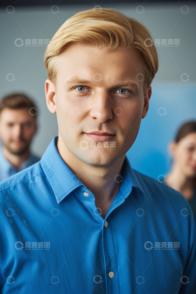高清大图下载【趣麦麦图】金发男子与身后同事合影