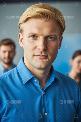 金发男子与身后同事合影