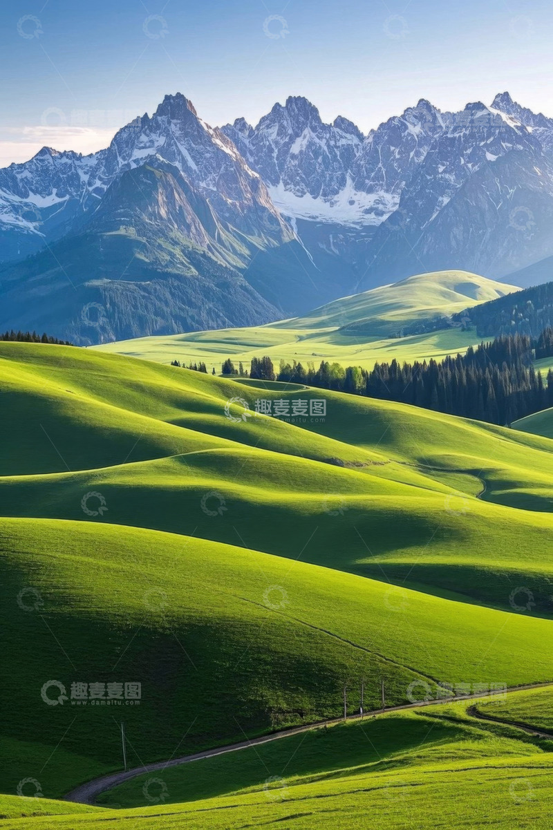 高清大图下载【趣麦麦图】青山下的绿色草原风光