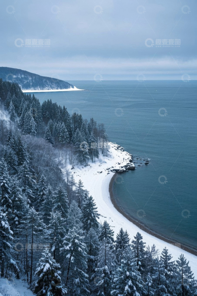 高清大图下载【趣麦麦图】雪覆森林旁的海滨景色