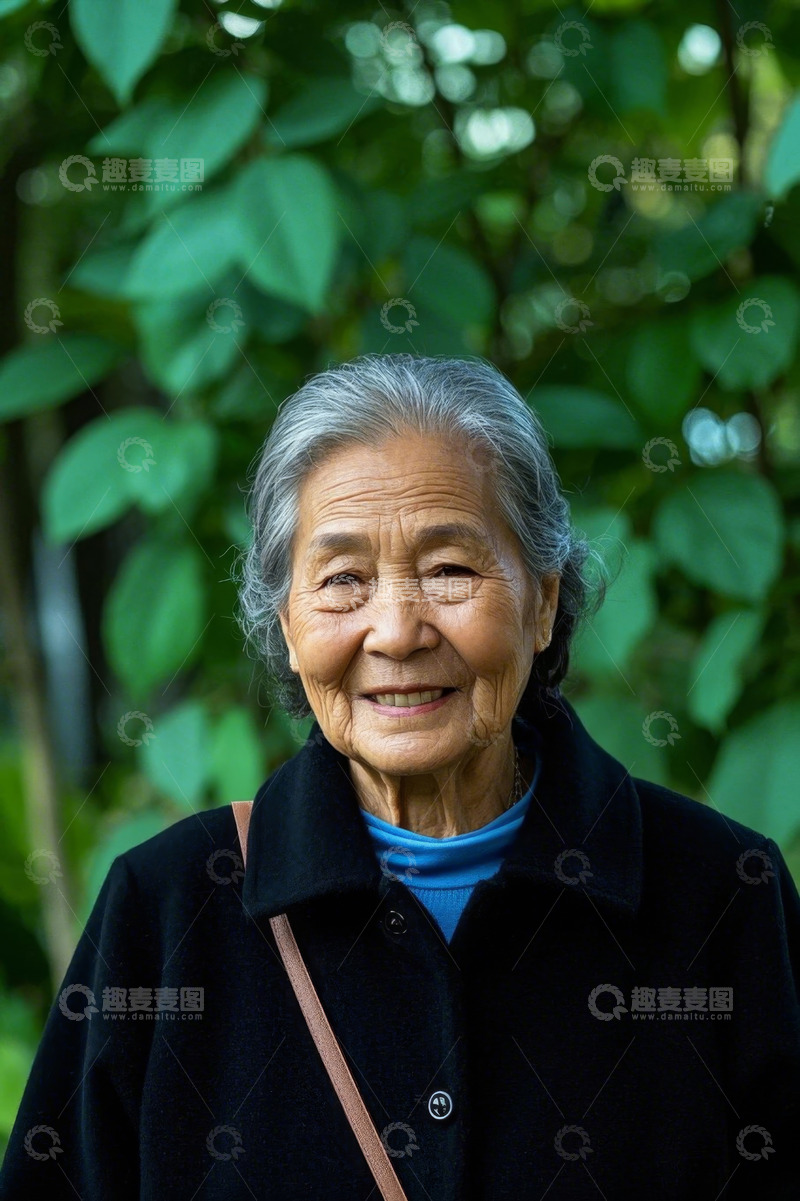 高清大图下载【趣麦麦图】户外微笑的老年女性肖像