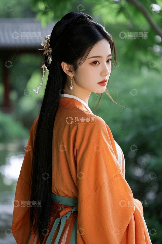 古装女子园林间侧身照