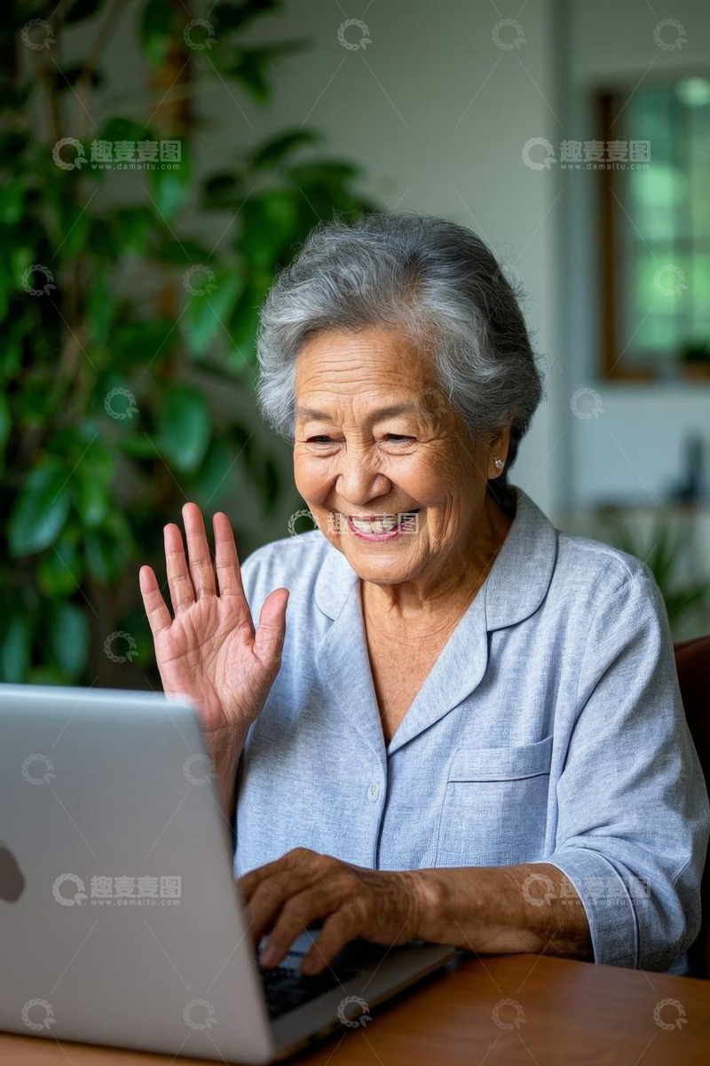 高清大图下载【趣麦麦图】老年女性使用笔记本电脑打招呼
