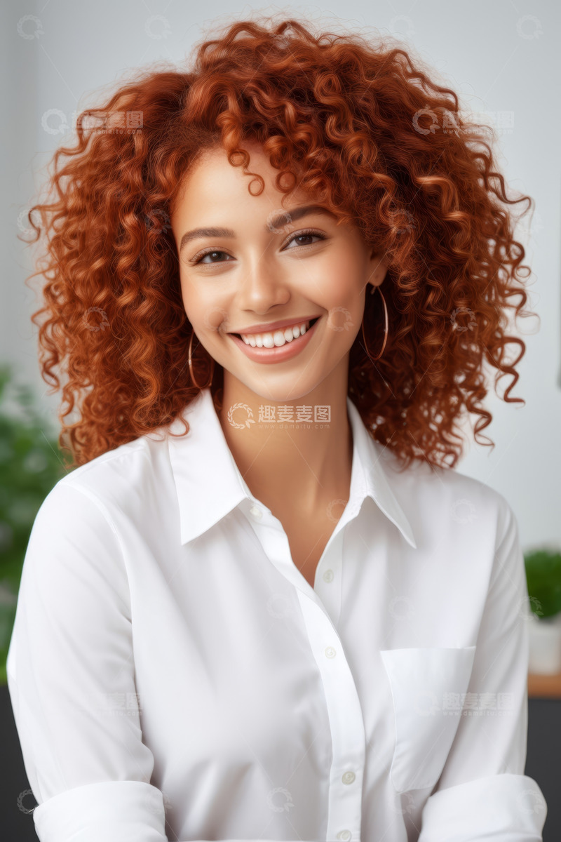 高清大图下载【趣麦麦图】微笑红发女子职业肖像