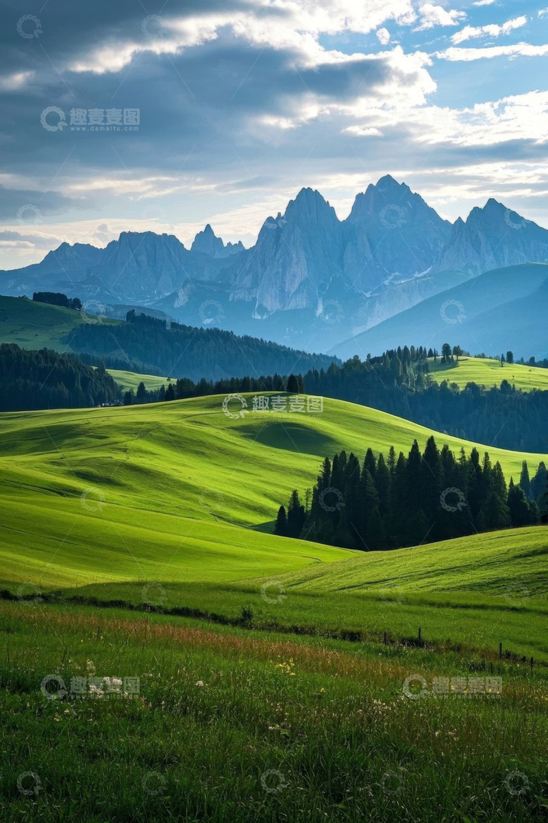 高清大图下载【趣麦麦图】山野间的绿色草原与远处山脉