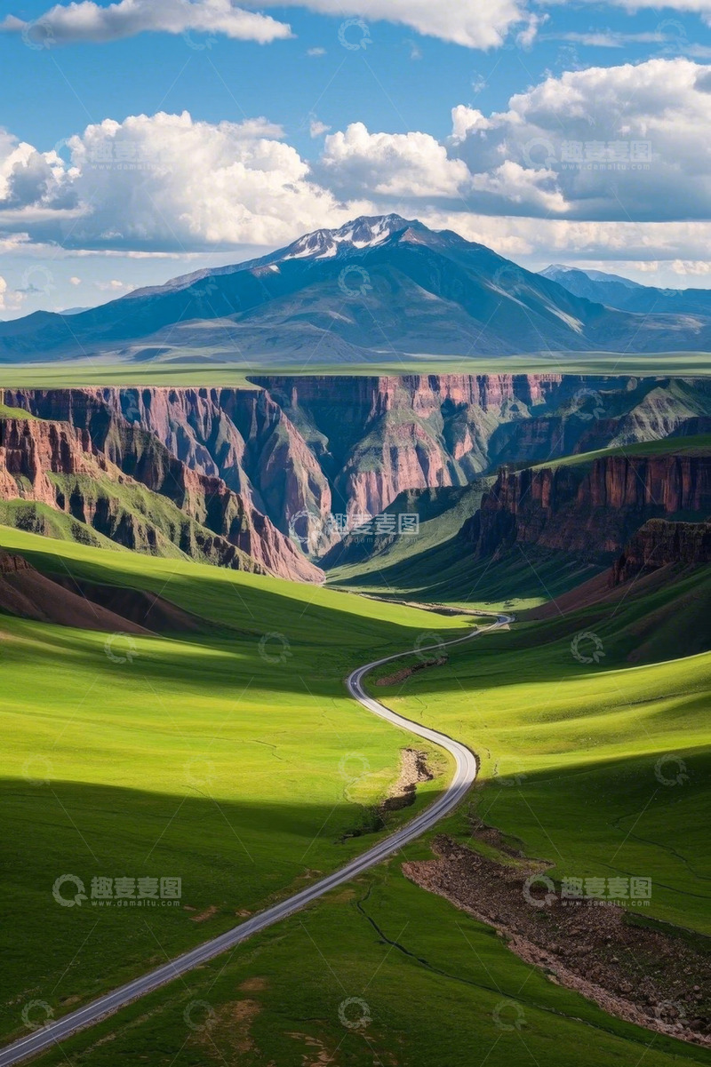 高清大图下载【趣麦麦图】山间公路旁的草原与峡谷风光