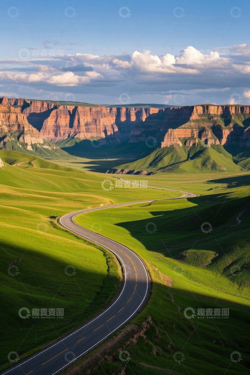 高清大图下载【趣麦麦图】蜿蜒公路穿行绿色山谷与红岩