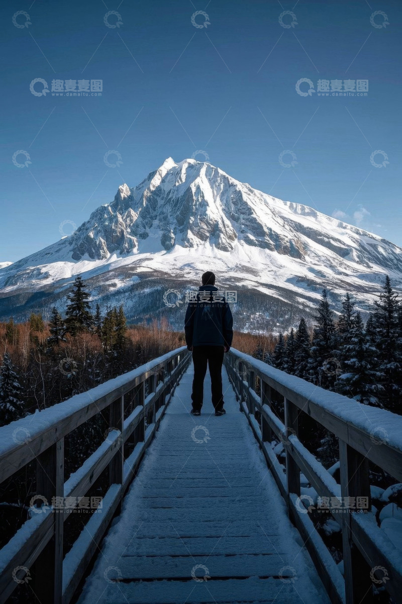 高清大图下载【趣麦麦图】男子于木栈道远眺雪山景色