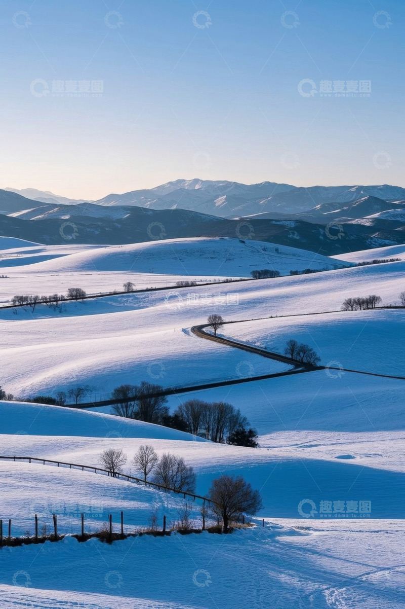 高清大图下载【趣麦麦图】雪覆山丘与蜿蜒道路远景