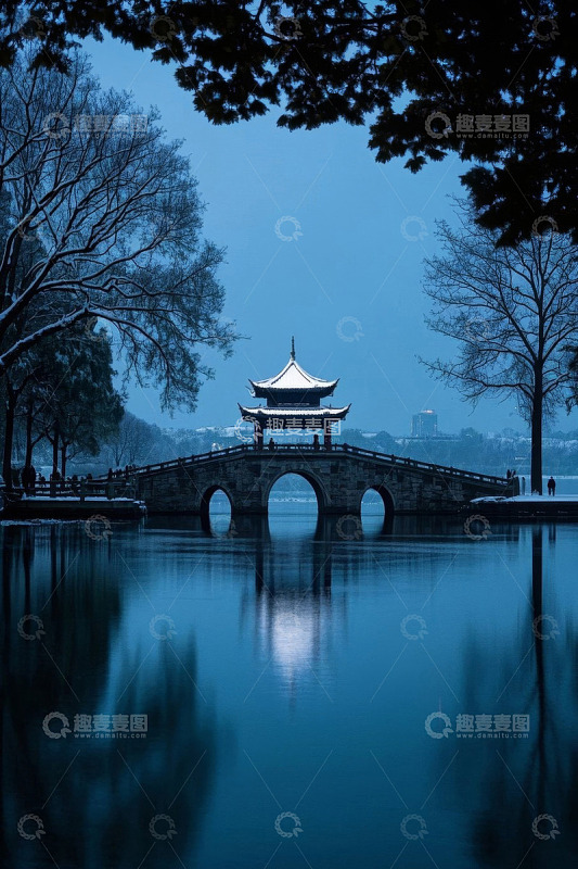 杭州西湖雪后桥亭风景