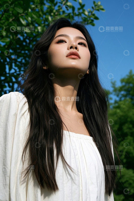 户外自然中微笑的长发女子