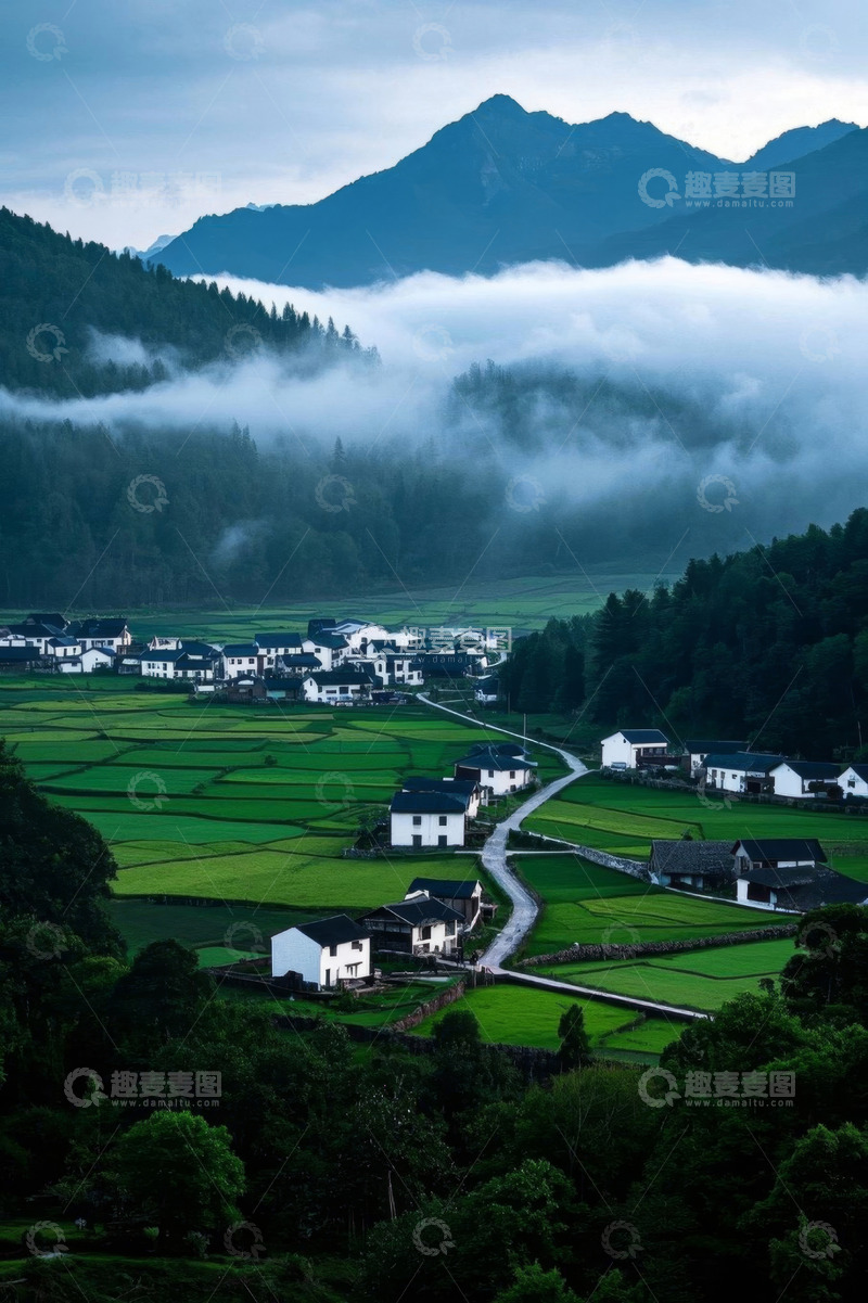 高清大图下载【趣麦麦图】山村稻田与远山云雾景观
