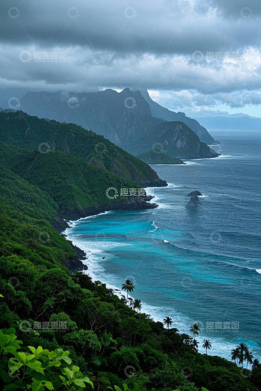 热带海岸边的山峦与大海景色