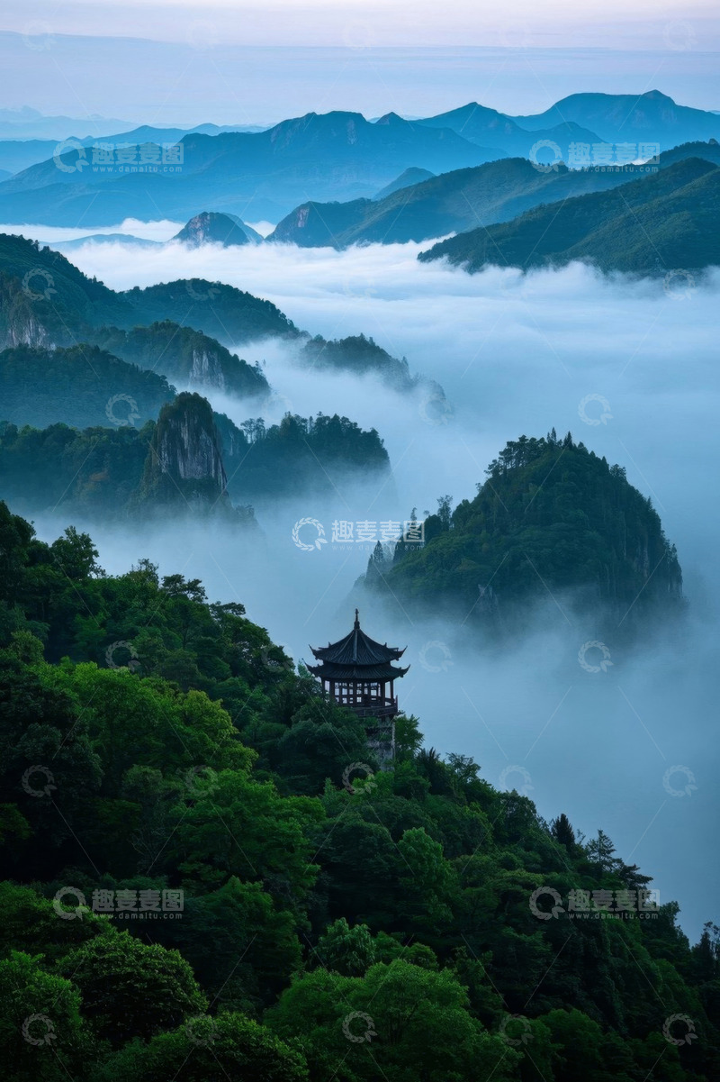 高清大图下载【趣麦麦图】山间云雾缭绕中的古典亭台