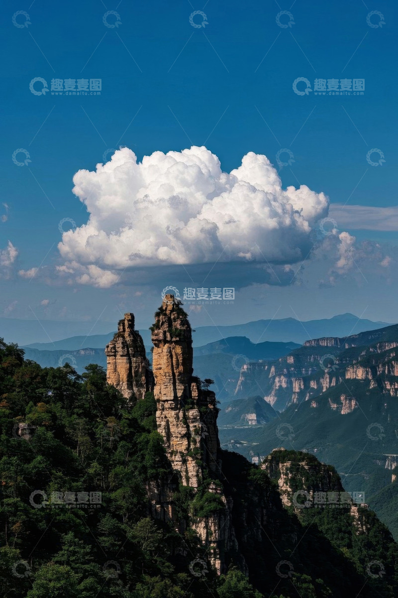 高清大图下载【趣麦麦图】峻峭山峰与天空白云景观
