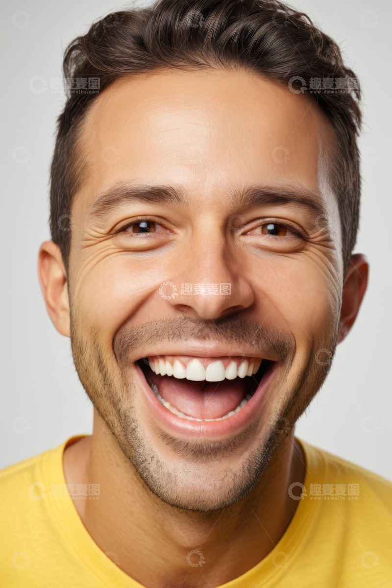 高清大图下载【趣麦麦图】穿着黄色上衣男子大笑特写