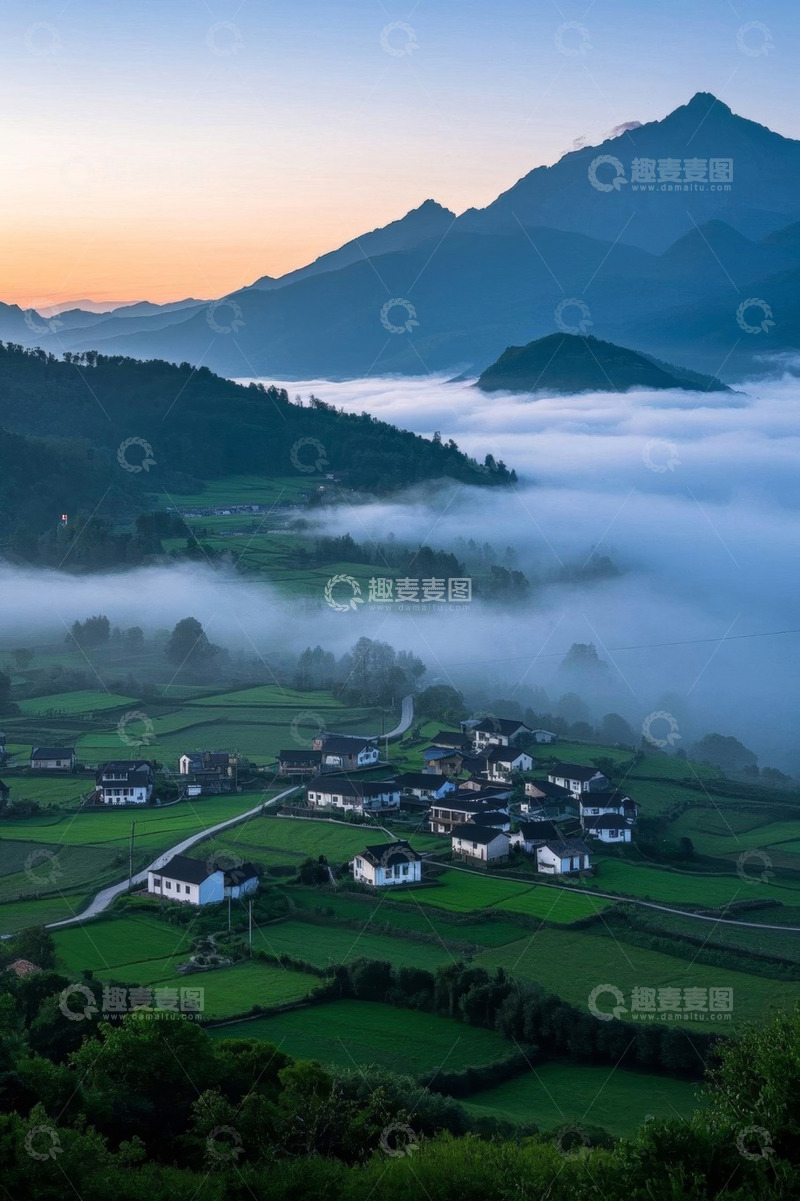 高清大图下载【趣麦麦图】山村晨景云雾缭绕