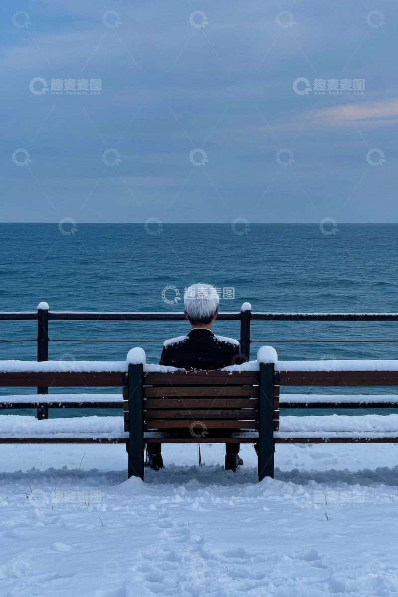 高清大图下载【趣麦麦图】雪天男子坐长椅眺望大海