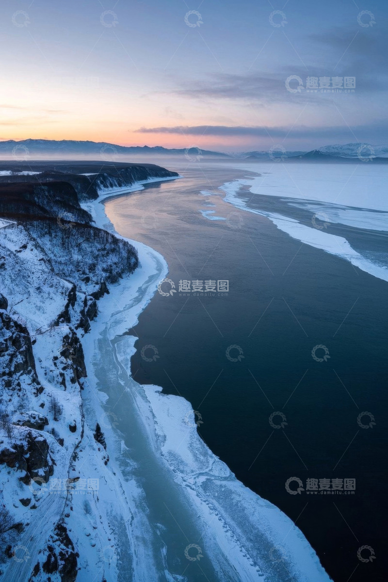 高清大图下载【趣麦麦图】冬季河畔冰雪覆盖的自然景观