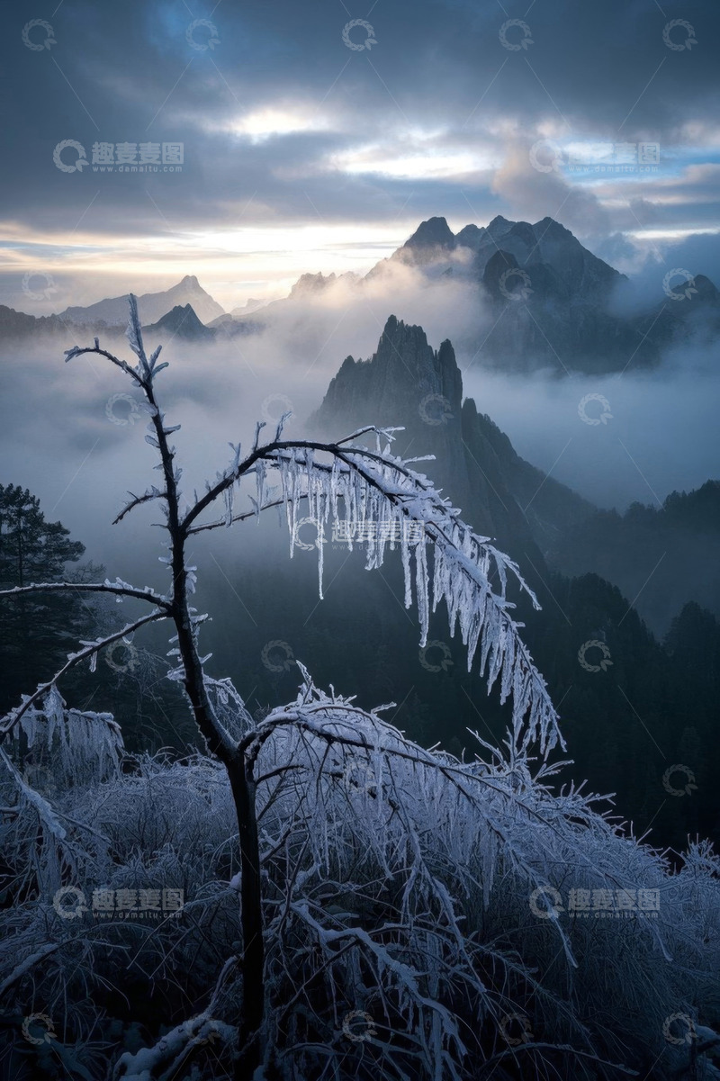 高清大图下载【趣麦麦图】黄山雾凇覆盖的山峦景观