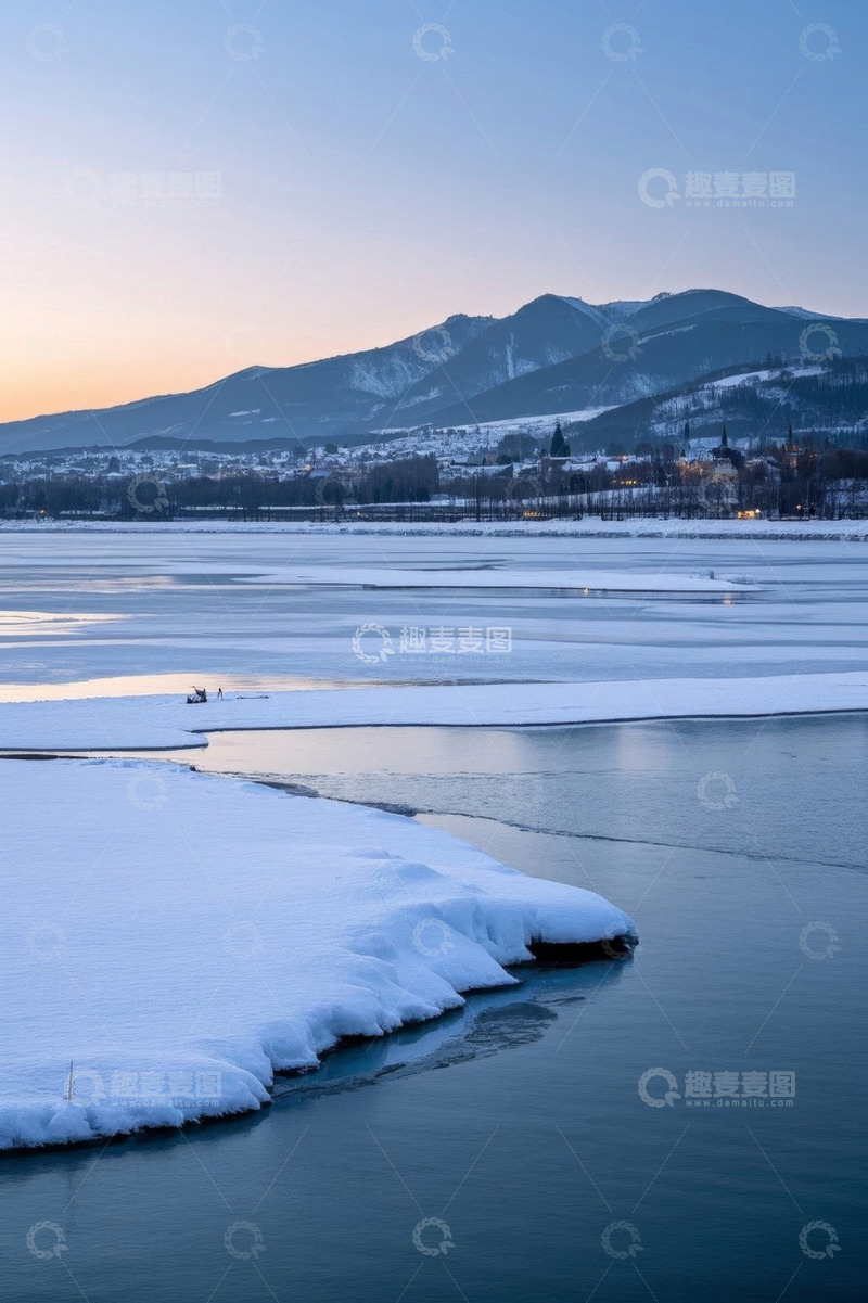 高清大图下载【趣麦麦图】冬季山水间冰雪覆盖的河岸景色