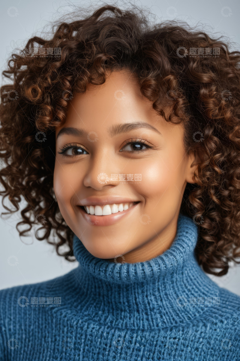 高清大图下载【趣麦麦图】微笑女性高领毛衣肖像
