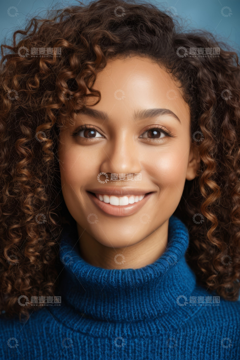 高清大图下载【趣麦麦图】微笑女性高领毛衣肖像
