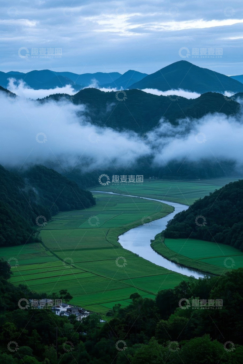 高清大图下载【趣麦麦图】山间云雾缭绕的田园风光