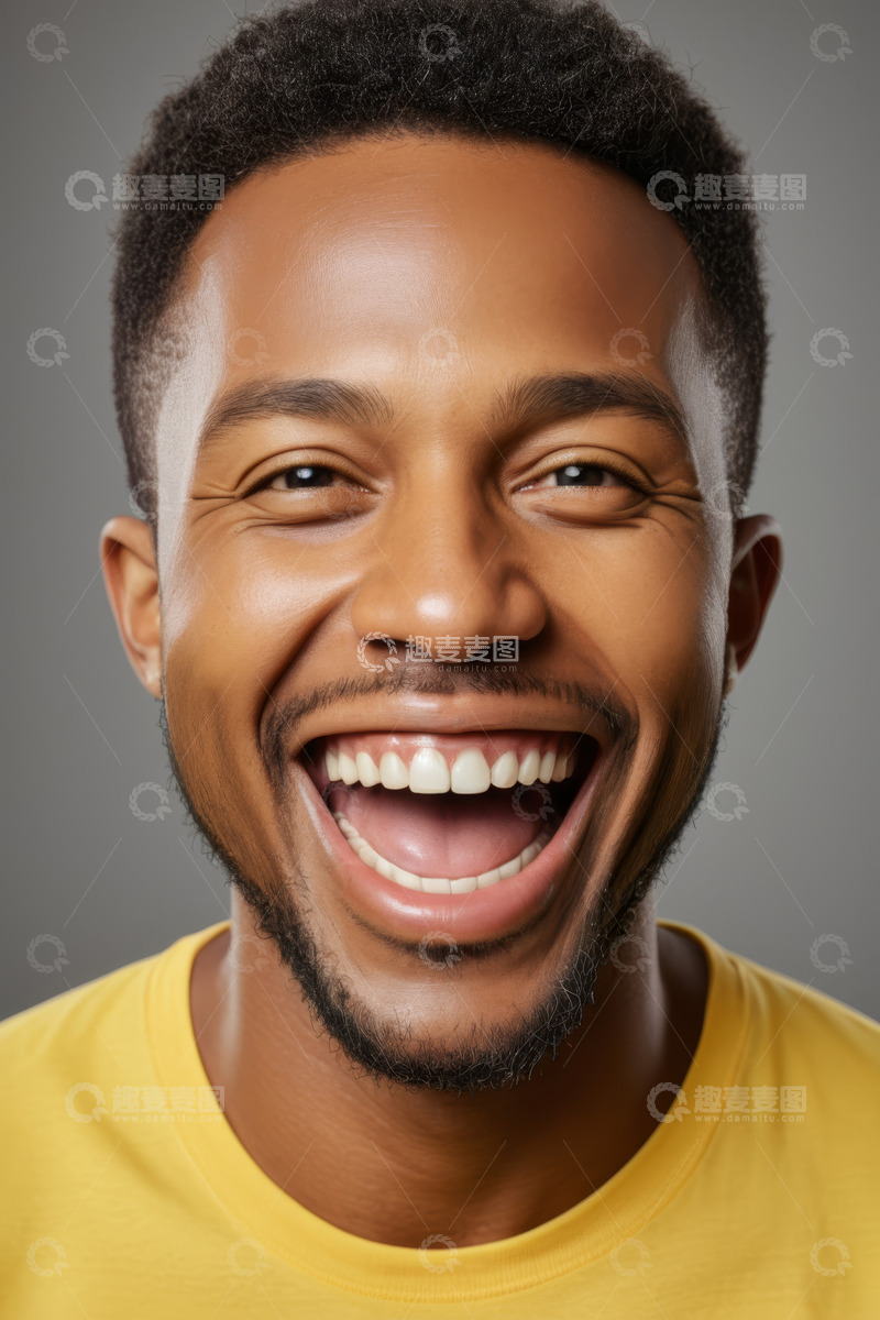 高清大图下载【趣麦麦图】穿着黄色上衣微笑的男子肖像