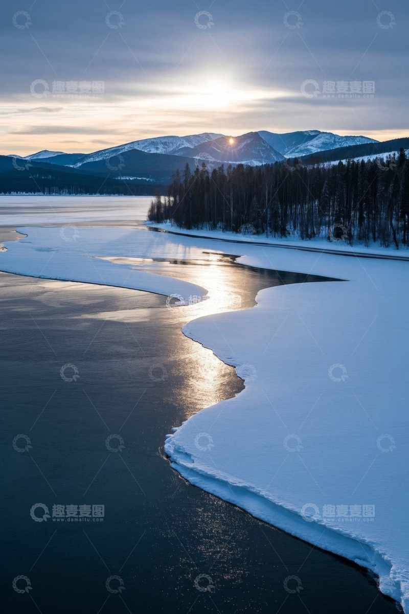 高清大图下载【趣麦麦图】冰雪覆盖的湖面与远处山林日出