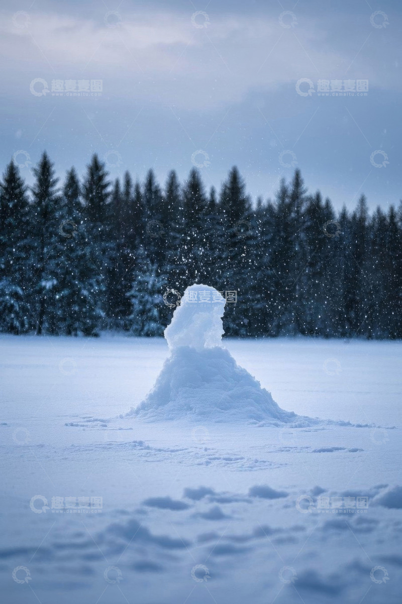 高清大图下载【趣麦麦图】雪地中的雪人及远处森林雪景