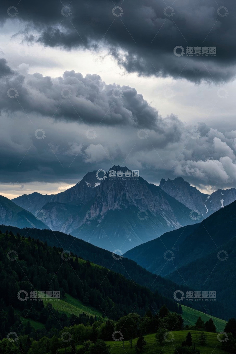 高清大图下载【趣麦麦图】多云天气下的山脉自然景观