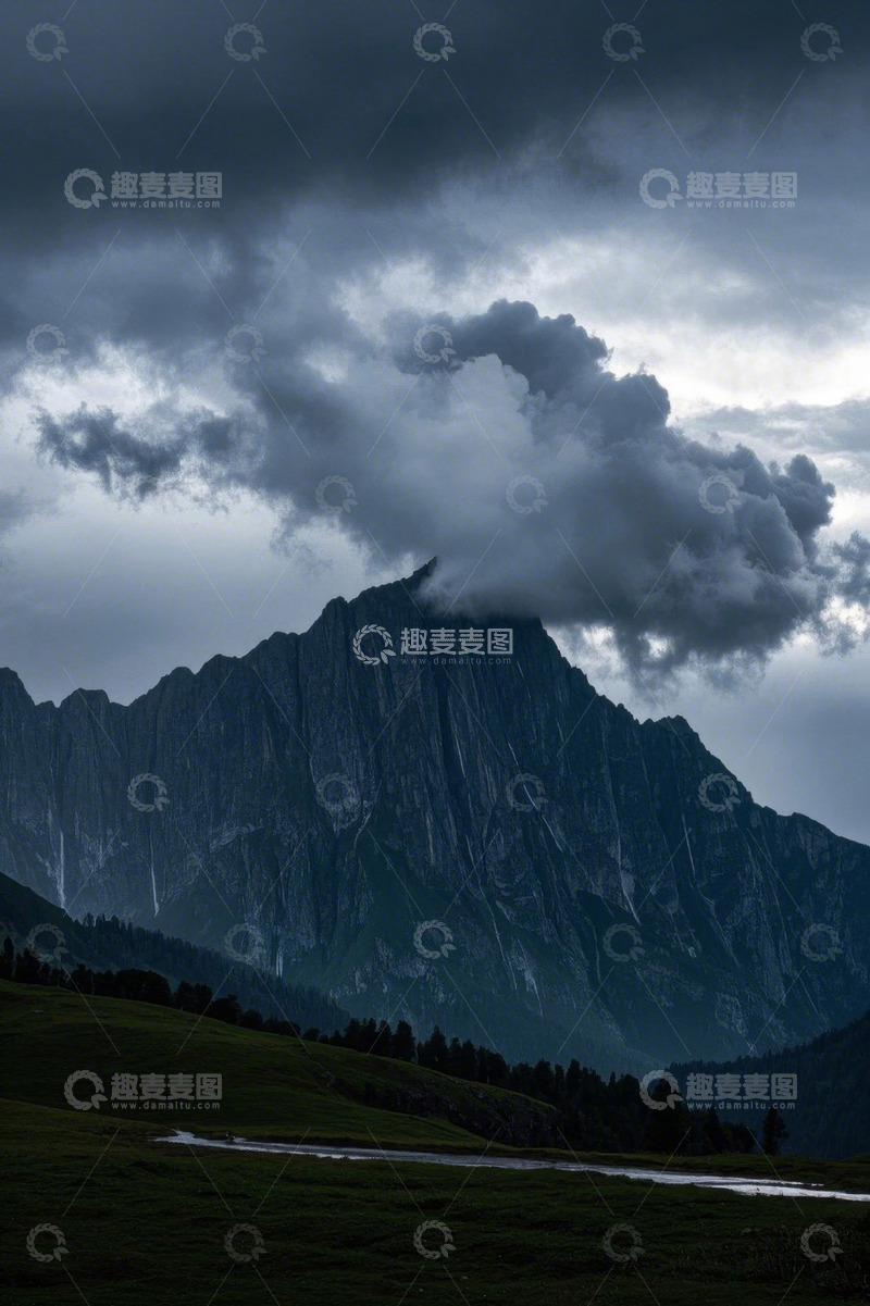 高清大图下载【趣麦麦图】乌云笼罩下的高山自然景观