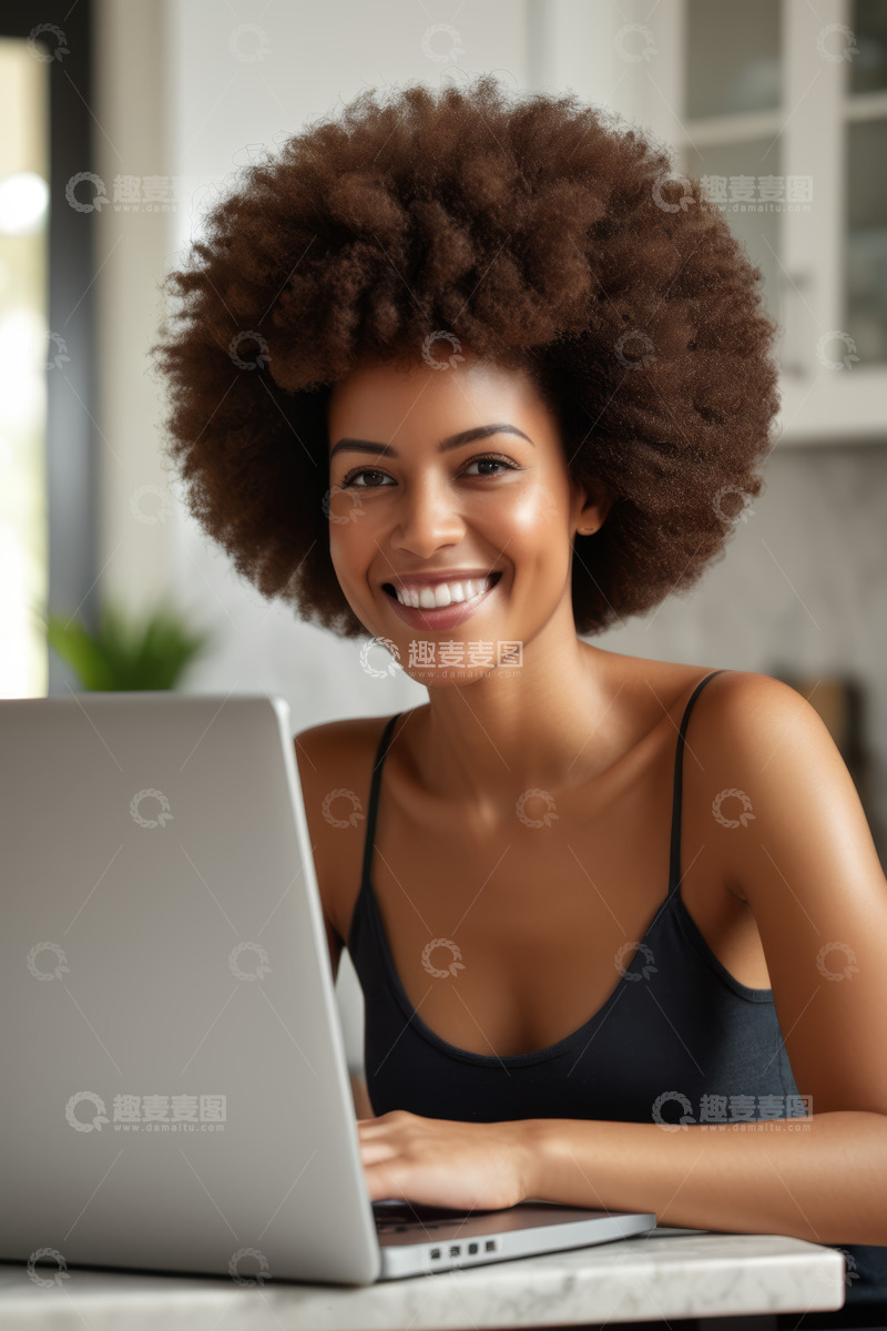 高清大图下载【趣麦麦图】非洲女性使用笔记本电脑