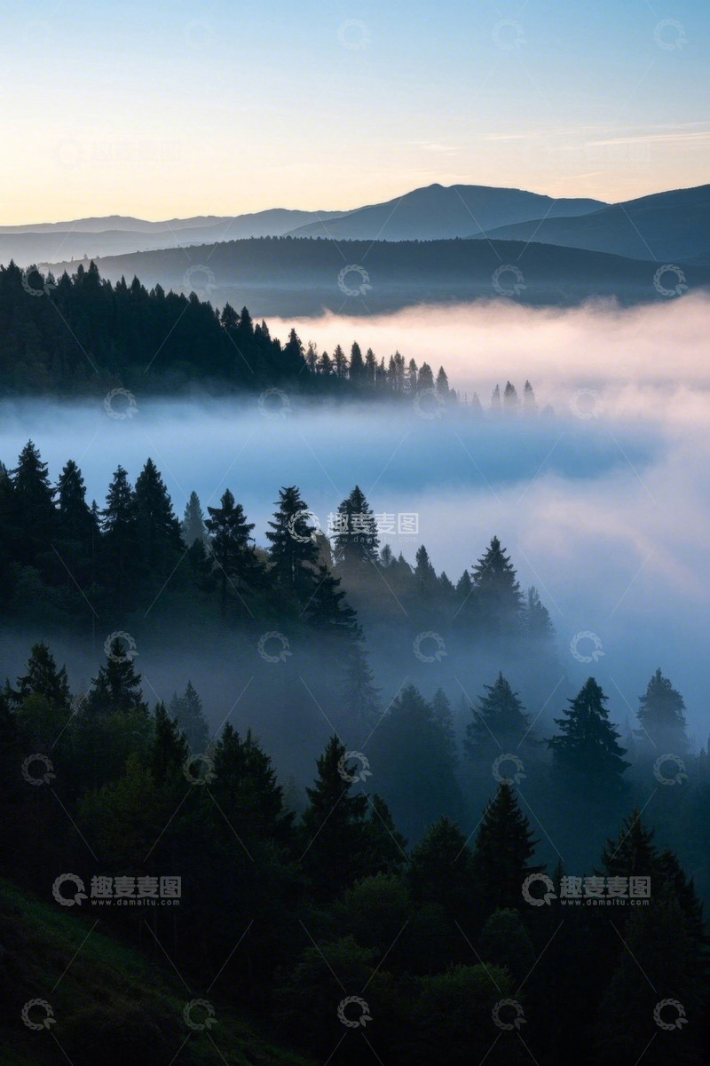 高清大图下载【趣麦麦图】山林间晨雾弥漫的自然景观