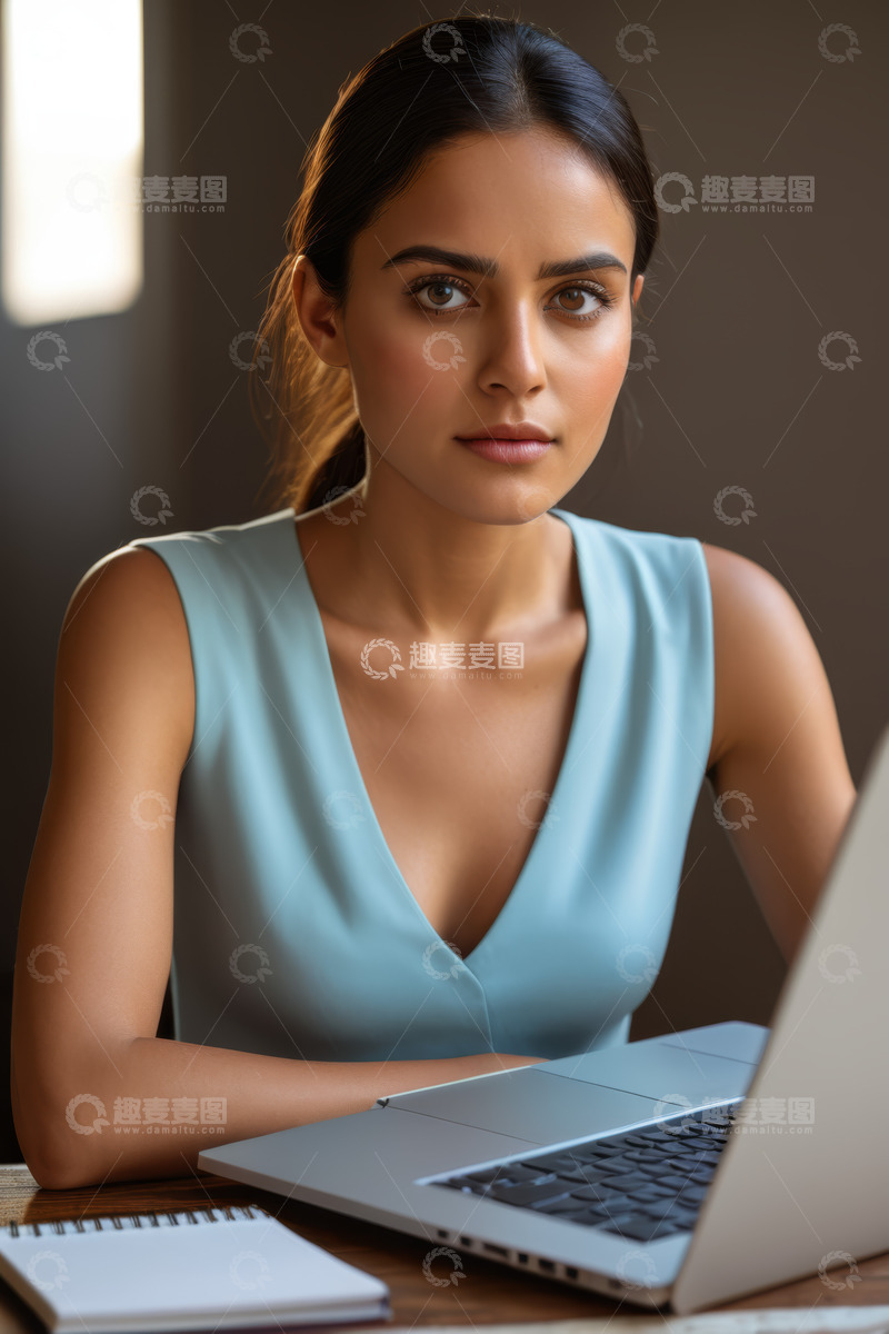 高清大图下载【趣麦麦图】办公女性专注使用笔记本电脑