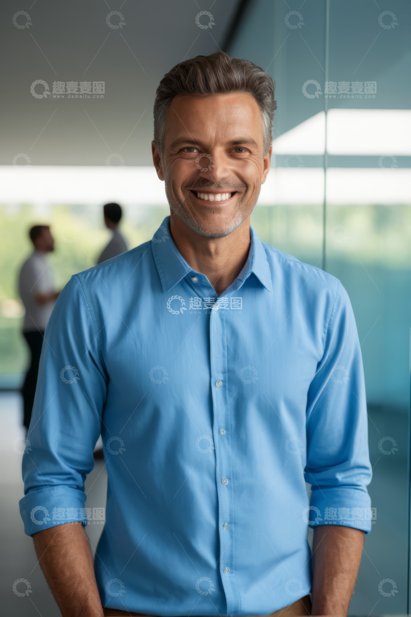 高清大图下载【趣麦麦图】微笑男士办公室肖像