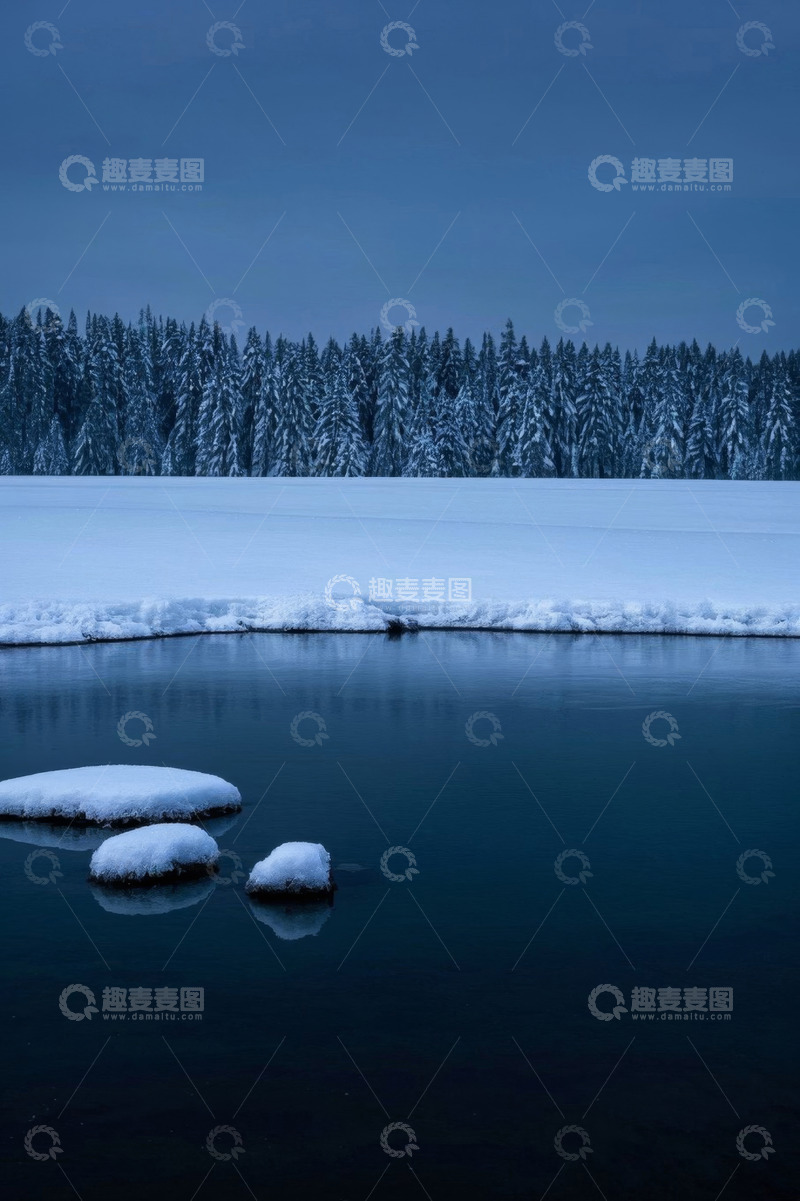 高清大图下载【趣麦麦图】冬日雪覆森林边的平静湖水