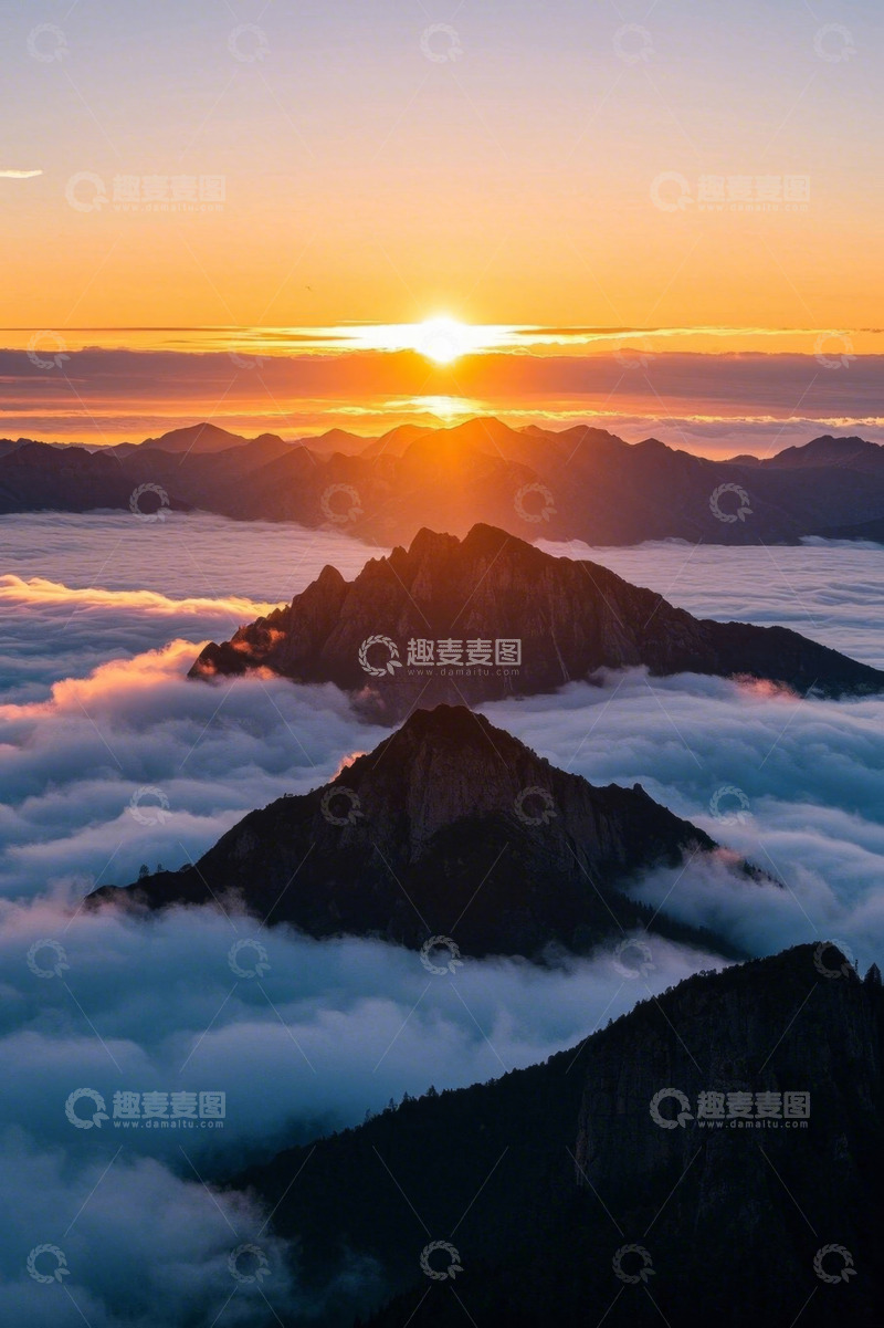 高清大图下载【趣麦麦图】山峦云海间的壮丽日出