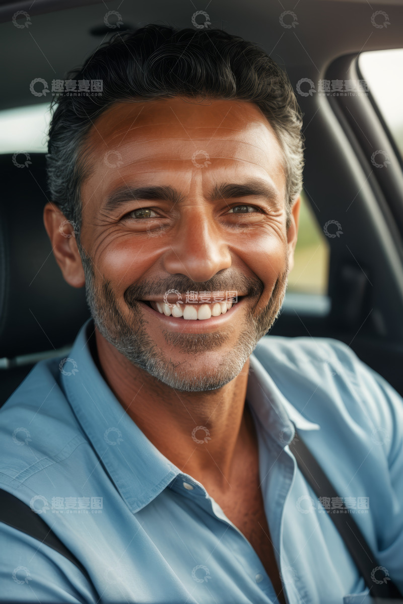 高清大图下载【趣麦麦图】车内微笑的成熟男性