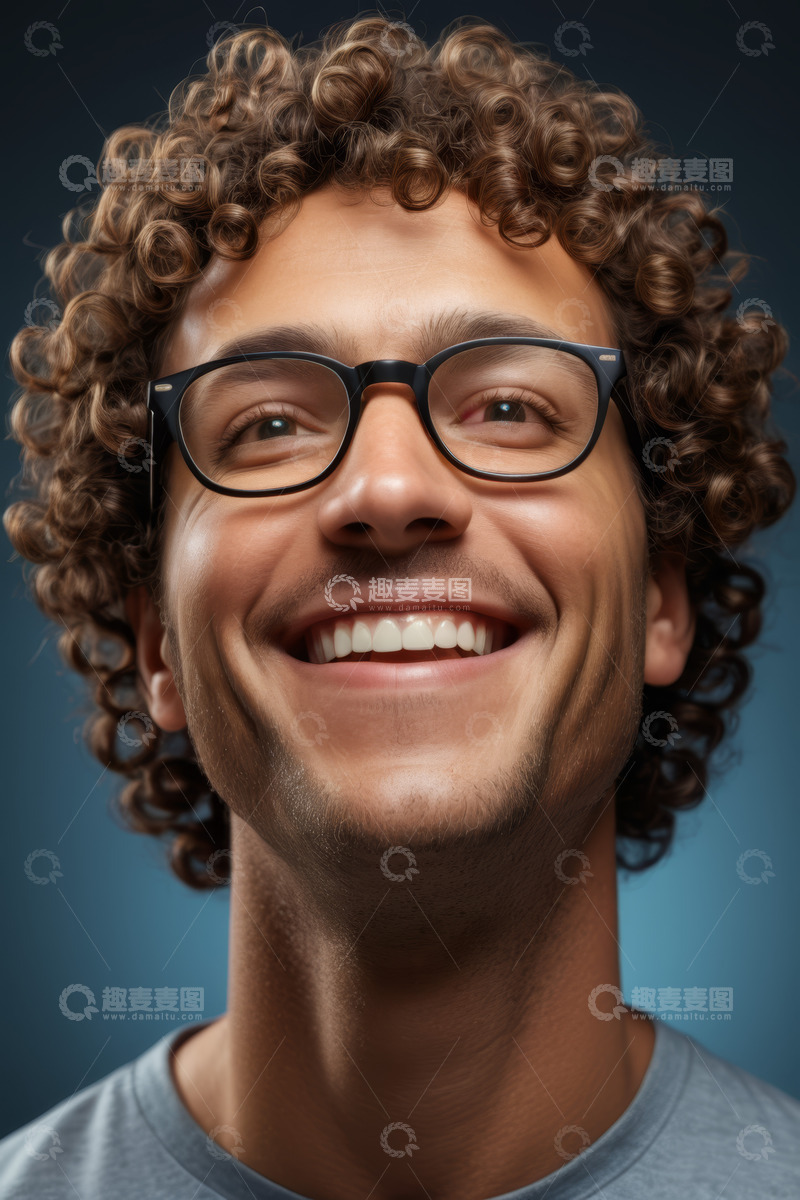 高清大图下载【趣麦麦图】戴眼镜卷发男子微笑特写